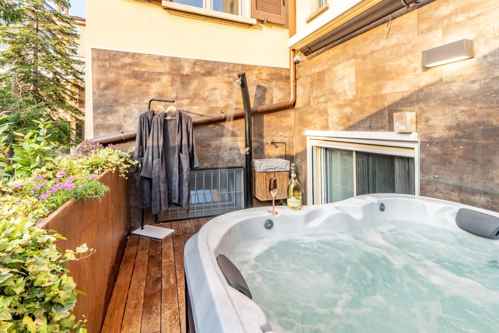 Luxe & Central Haven - Jacuzzi, Sauna, Steam, Private Parking Como Eksteriør billede