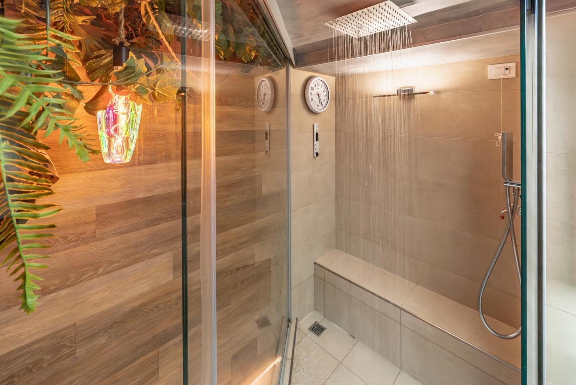 Luxe & Central Haven - Jacuzzi, Sauna, Steam, Private Parking Como Eksteriør billede