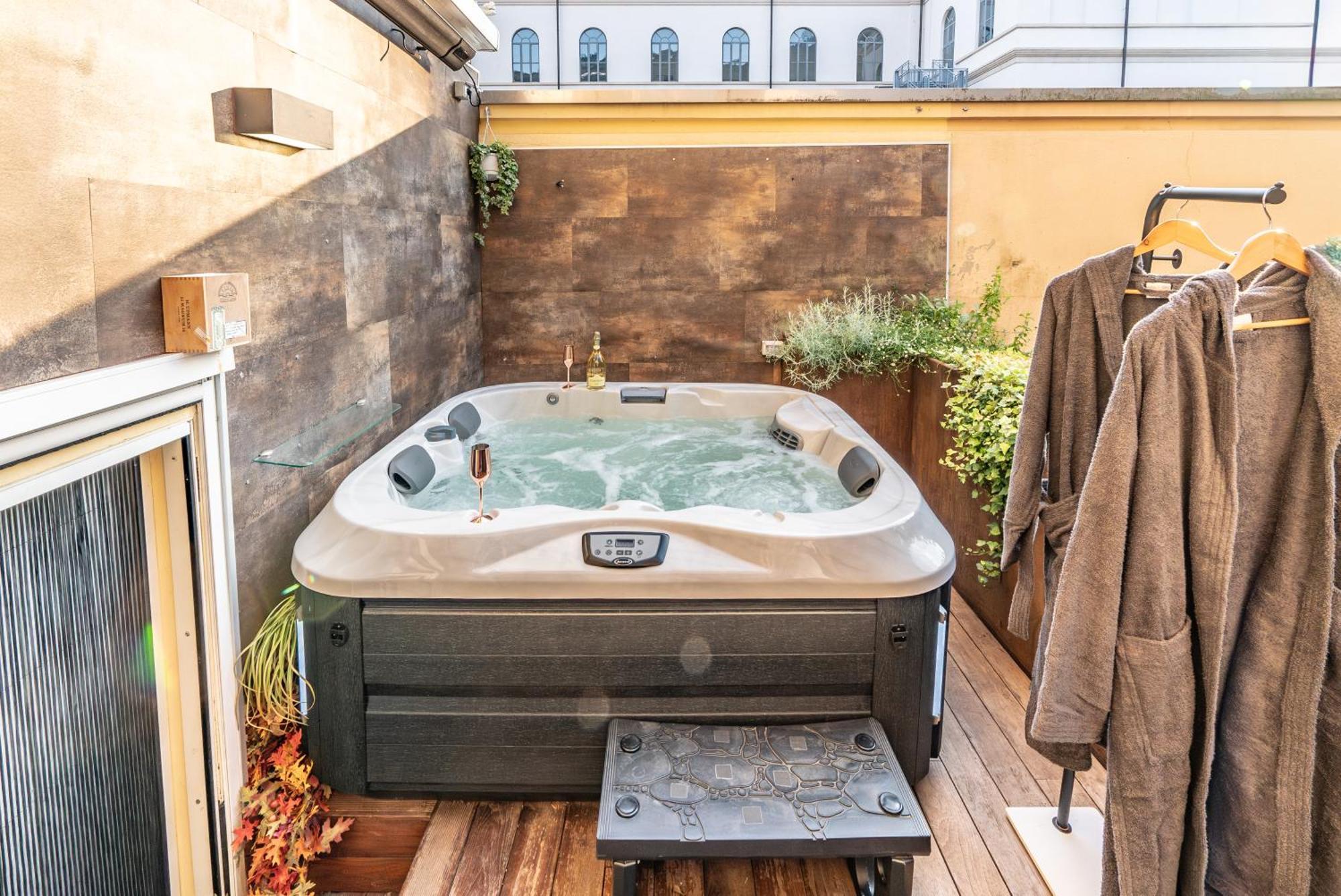 Luxe & Central Haven - Jacuzzi, Sauna, Steam, Private Parking Como Eksteriør billede