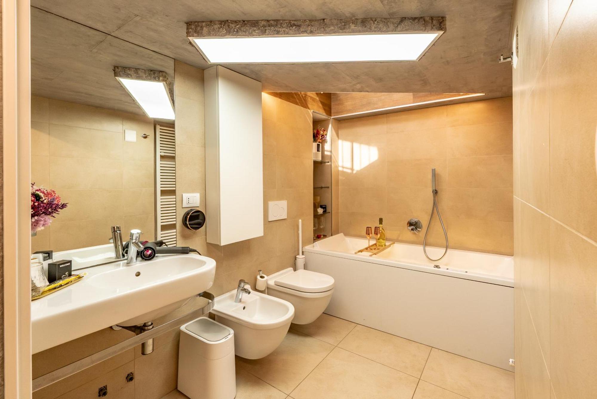Luxe & Central Haven - Jacuzzi, Sauna, Steam, Private Parking Como Eksteriør billede