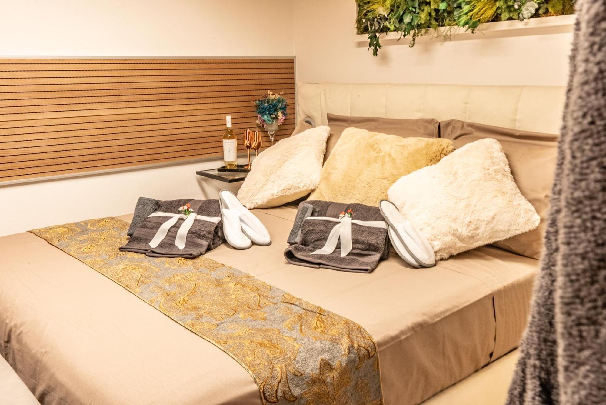 Luxe & Central Haven - Jacuzzi, Sauna, Steam, Private Parking Como Eksteriør billede