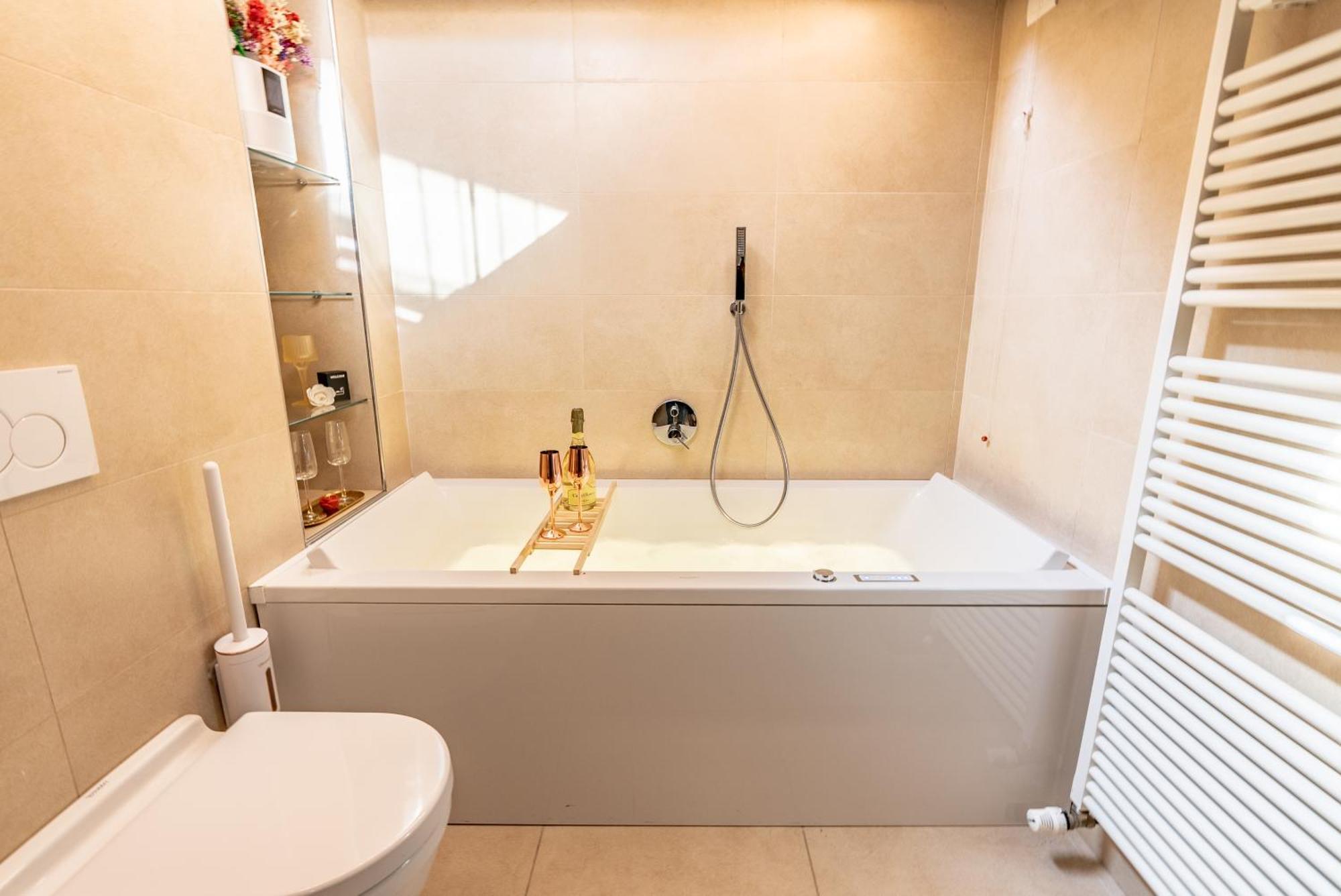 Luxe & Central Haven - Jacuzzi, Sauna, Steam, Private Parking Como Eksteriør billede